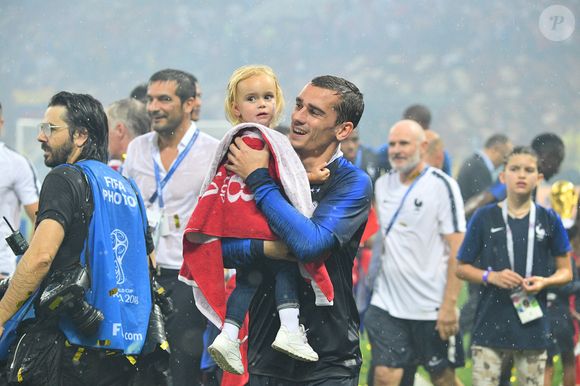 Le Français Antoine Griezmann célèbre avec sa fille Mia après la victoire 4-2 du match de football de la finale de la Coupe du monde de la FIFA 2018 entre la France et la Croatie au stade Loujniki à Moscou, Russie, le 15 juillet 2018. Photo Christian Liewig/ABACAPRESS.COM