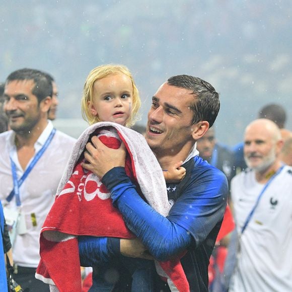 Le Français Antoine Griezmann célèbre avec sa fille Mia après la victoire 4-2 du match de football de la finale de la Coupe du monde de la FIFA 2018 entre la France et la Croatie au stade Loujniki à Moscou, Russie, le 15 juillet 2018. Photo Christian Liewig/ABACAPRESS.COM