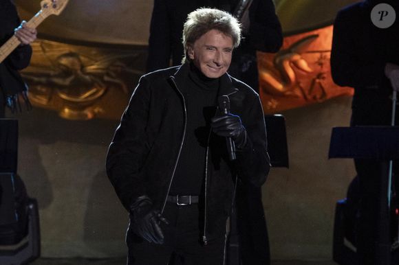 Barry Manilow est atteint d'un cancer du poumon.

New York, NY - C'est officiellement Noël à New York ! Un épicéa norvégien de 80 pieds orné de 50 000 lumières a été illuminé au Rockefeller Center. Backgrid USA / Bestimage