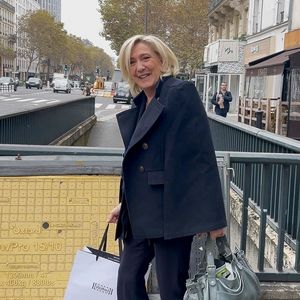 Marine Le Pen s'est accordée une pause shopping chez Wolford à Paris le 6 novembre 2024.