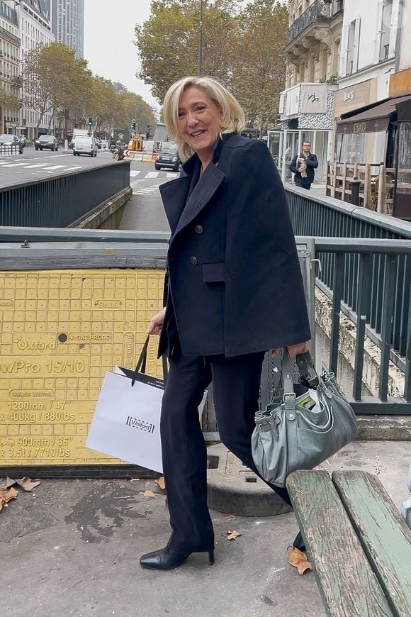 Marine Le Pen s'est accordée une pause shopping chez Wolford à Paris le 6 novembre 2024.