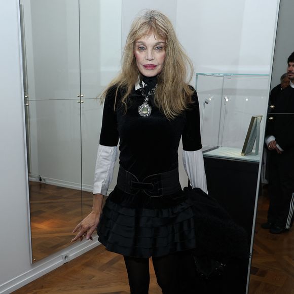 À côté, elle suit un régime "pas très catholique".

Arielle Dombasle - Vernissage de l'exposition "Liaisons dangereuses & Métamorphoses" du créateur Elie Top à l'occasion de ses 10 ans de création chez Christie's à Paris le 27 janvier 2025. © Denis Guignebourg/BestImage