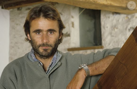 En effet, le fondateur de la célèbre course Paris-Dakar, mort en pleine compétition en 1986, était l'ancien propriétaire de la nouvelle maison de Patrice Drevet.

Archives - Thierry Sabine en décembre 1985.