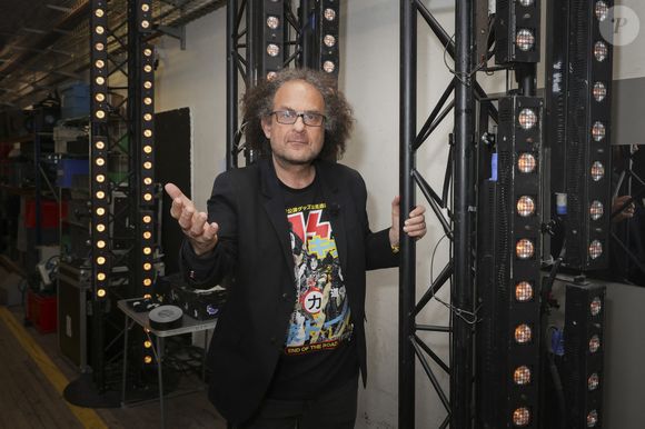 Exclusif - Laurent Karila pose en marge de sa venue à Face à Hanouna, à Paris, France, le 04 avril 2024. © Jack Tribeca / Bestimage