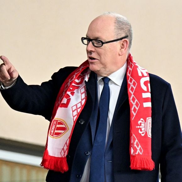 Le prince Albert II de Monaco assiste au match de football Ligue 1 Uber Eats opposant l'AS Monaco (ASM) au Paris Saint-Germain (PSG) (1-0) au stade Louis II à Monaco, le 29 novembre 2025. © Bruno Bebert/Bestimage