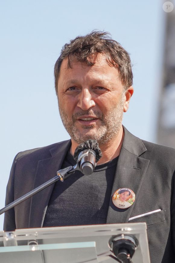 "Je suis un papa fou de ses enfants. Ils sont ma raison de vivre, mon oxygène, ma colonne vertébrale"

Le présentateur de télévision français Jacques Essebag, alias Arthur, sur la place du Trocadéro à Paris, le 25 avril 2021. Photo par Francis Petit/ABACAPRESS.COM