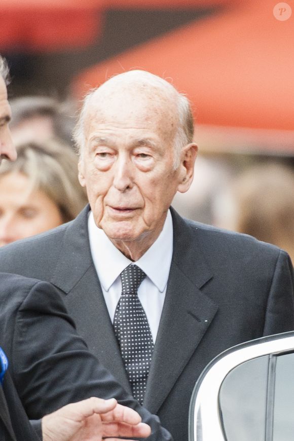Valéry Giscard d'Estaing en la cathédrale Notre-Dame de Paris pour rendre un hommage au prêtre Jacques Hamel, assassiné à Saint-Etienne-du-Rouvray. Paris, le 27 juillet 2016.
© Pierre Perusseau/Bestimage