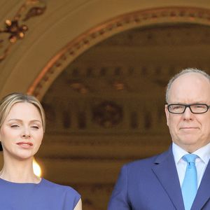 Le prince Albert II de Monaco, la princesse Charlène de Monaco, le prince Jacques de Monaco, marquis des Baux, et la princesse Gabriella de Monaco, comtesse de Carladès lors de la célébration de la fête de la Saint-Jean sur la Place du Palais princier de Monaco, le 23 juin 2025.  © Claudia Albuquerque/Bestimage