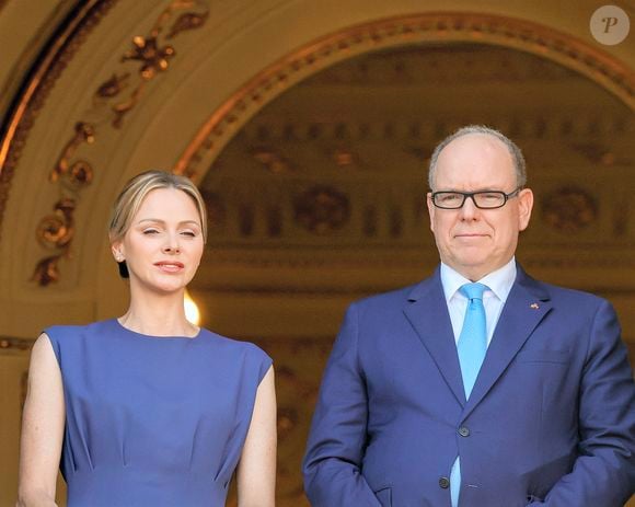 Le prince Albert II de Monaco, la princesse Charlène de Monaco, le prince Jacques de Monaco, marquis des Baux, et la princesse Gabriella de Monaco, comtesse de Carladès lors de la célébration de la fête de la Saint-Jean sur la Place du Palais princier de Monaco, le 23 juin 2025.  © Claudia Albuquerque/Bestimage