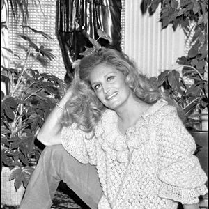 Aujourd’hui encore, sa maison attire les curieux et participe à la mémoire de la chanteuse à Montmartre.

Archives - Dalida en rendez-vous chez elle. Crédits : AGENCE / BESTIMAGE