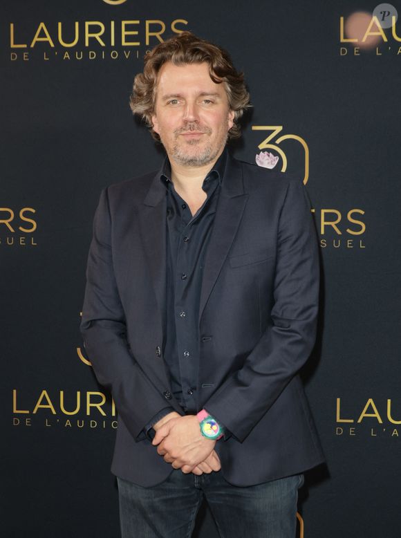 Alex Vizorek - Photocall de la 30ème cérémonie des Lauriers de l'audiovisuel au théâtre Marigny à Paris le 24 février 2025. © Coadic Guirec/Bestimage
