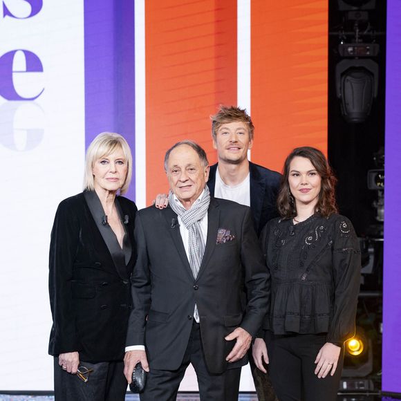 Chantal Ladesou se retrouve face à sa famille dans une émission qui fait son retour sur France 3.


Exclusif - Gérémy Credeville, Chantal Ladesou, Michel Ansault et Clemence Ansault en backstage de l'enregistrement de l'émission "Famille je vous aime". © Gaffiot-Perusseau/Bestimage
