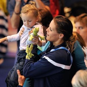 Laure Manaudou avec sa fille Manon felicite son compagnon Frederick Bousquet, vainqueur du relais masculin 4x50m 4 nages lors des Championnats d' Europe de Natation a Chartres le 22 novembre 2012.