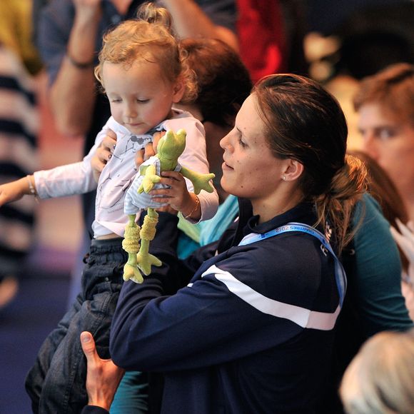 Laure Manaudou avec sa fille Manon felicite son compagnon Frederick Bousquet, vainqueur du relais masculin 4x50m 4 nages lors des Championnats d' Europe de Natation a Chartres le 22 novembre 2012.