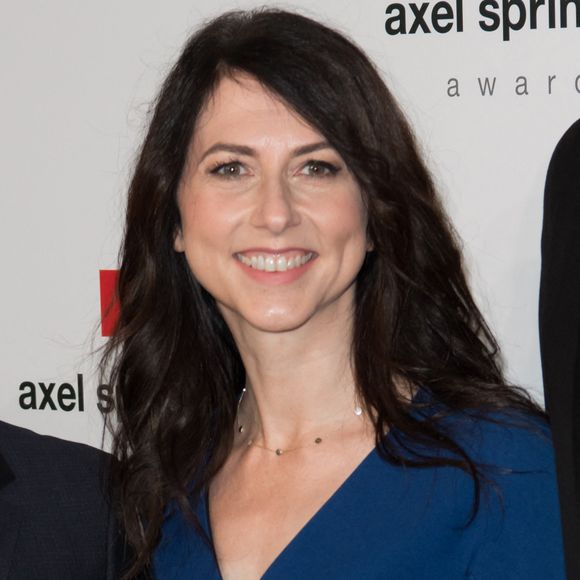 Et selon plusieurs médias américains, elle a revendu près de la moitié de ses parts Amazon pour réaliser un projet qui lui tient à coeur. 

Jeffrey "Jeff" Bezos ( CEO Amazon.com ) avec son ex-femme Mackenzie Bezos - Les célébrités posent lors du photocall de la soirée "Axel Springer Award 2018" à Berlin le 24 avril 2018.
©API / BESTIMAGE