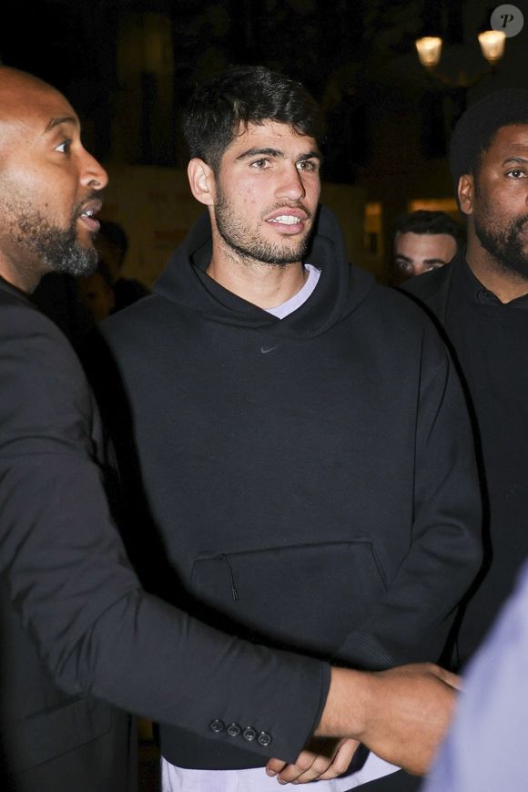 Carlos Alcaraz est allé fêter sa victoire avec ses amis dans un restaurant à Paris le 8 juin 2025. En sortant du restaurant Alcaraz a cherché son chauffeur qui était introuvable...Il a finalement appelé un Uber pour rentrer à son hôtel. Crédit photo : Backgrid USA / Bestimage