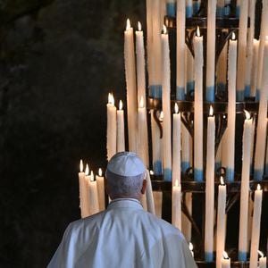 Le pape Leon XIV en visite à la Grotte de Massabielle pour un temps de prière lors de son voyage à Lourdes, le 26 septembre 2026.© ANSA via ZUMA Press / Bestimage)
