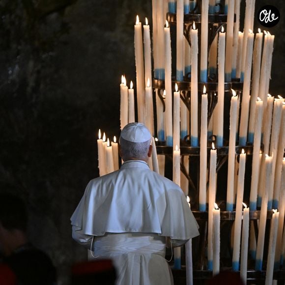Le pape Leon XIV en visite à la Grotte de Massabielle pour un temps de prière lors de son voyage à Lourdes, le 26 septembre 2026.© ANSA via ZUMA Press / Bestimage)