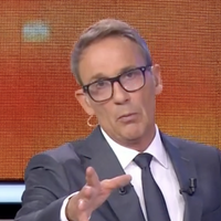 "Il faudrait un médecin !" : Le direct de Julien Courbet arrêté d'un coup, un intervenant est tombé au sol