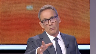 "Il faudrait un médecin !" : Le direct de Julien Courbet arrêté d'un coup, un intervenant est tombé au sol