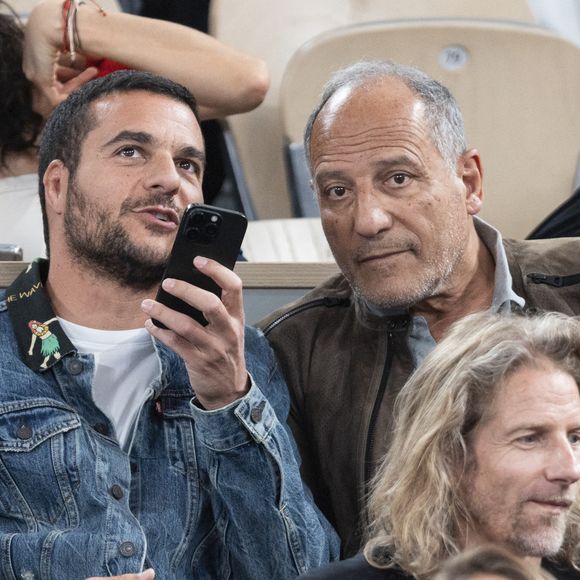 Amir Haddad et son père René-Mikhael Haddad en tribunes lors des Internationaux de France de Tennis de Roland Garros 2025, à Paris, France, le 6 juin 2025.

© Jacovides-Moreau/Bestimage