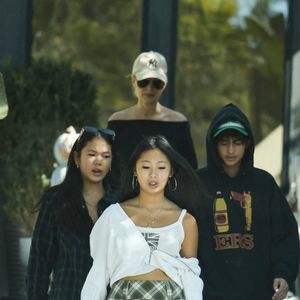 Comme l'ont rapporté plusieurs médias notamment Le Monde, près 1200 hectares ont été réduits en cendres. D'après Gavin Newsom, le gouverneur de la Californie, de nombreuses structures ont malheureusement été détruites. 


Exclusif - Jade et Joy, les filles de Laeticia Hallyday, sortent de la villa de Pacific Palisades avec des amis le 29 octobre 2023.