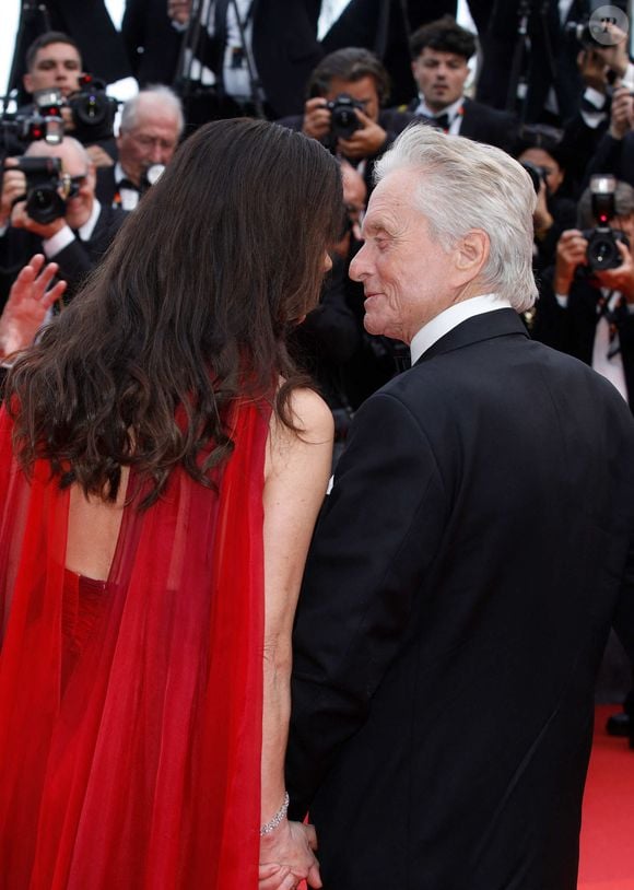 Catherine Zeta Jones et son mari Michael Douglas à la montée des marches de "Jeanne du Barry" lors du 76ème Festival International du Film de Cannes, le 16 mai 2023.
 © Dgp/imageSPACE via Zuma Press/Bestimage