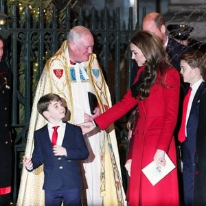 Elle a ainsi confié que son plus jeune fils Louis avait réussi à garder le secret de l'arrivée des solistes du Royal Ballet qui se sont produits pendant le spectacle à sa soeur Charlotte.
 
La famille royale d'Angleterre assiste à la messe "Together At Christmas Carol" à l'abbaye de Westminster à Londres, Royaume-Uni le 6 Décembre, 2024
© Alpha Press/Bestimage