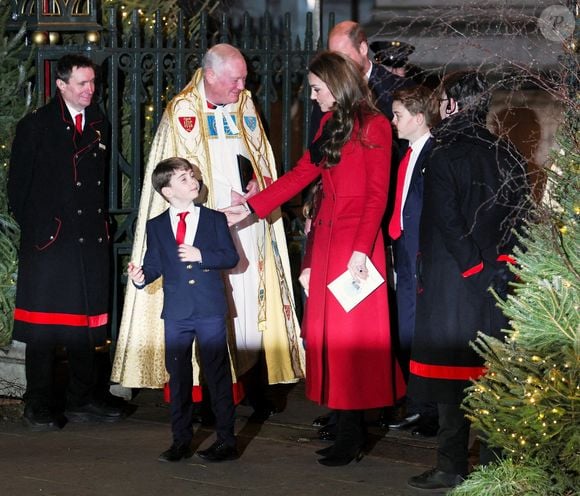 Elle a ainsi confié que son plus jeune fils Louis avait réussi à garder le secret de l'arrivée des solistes du Royal Ballet qui se sont produits pendant le spectacle à sa soeur Charlotte.
 
La famille royale d'Angleterre assiste à la messe "Together At Christmas Carol" à l'abbaye de Westminster à Londres, Royaume-Uni le 6 Décembre, 2024
© Alpha Press/Bestimage