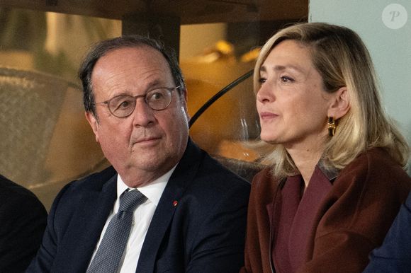 Il est d'ailleurs de nouveau grand-père

Francois Hollande et Julie Gayet assistent aux Internationaux de France 2024 à Roland Garros le 4 juin 2024 à Paris, France. Photo by Laurent Zabulon/ABACAPRESS.COM