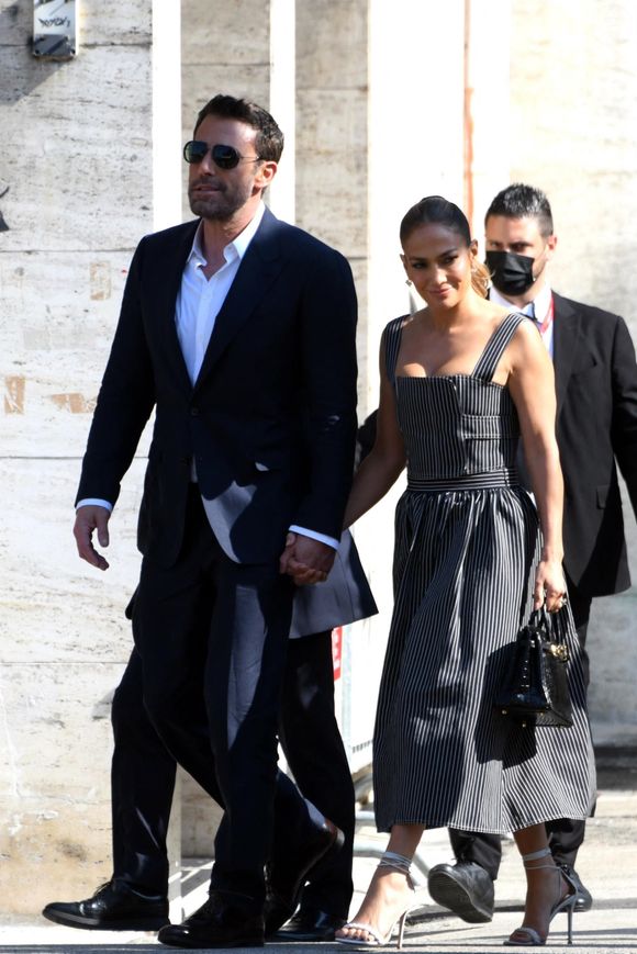 Ben Affleck et sa compagne Jennifer Lopez se promènent à Venise pendant le festival international du film à Venise (La Mostra), le 10 septembre 2021. Photo by Backgrid USA / Bestimage