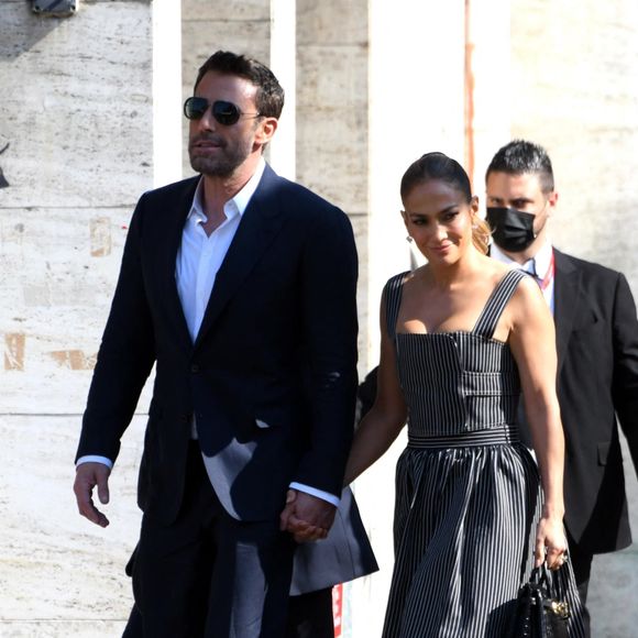 Ben Affleck et sa compagne Jennifer Lopez se promènent à Venise pendant le festival international du film à Venise (La Mostra), le 10 septembre 2021. Photo by Backgrid USA / Bestimage