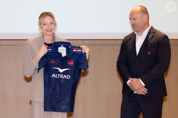 La princesse Charlène de Monaco se voit offrir un maillot dédicacé par les joueurs du XV de France de rugby, vainqueurs du tournoi des 6 nations 2025, des mains de William Servat, l'entraîneur du XV de France - La princesse C.de Monaco, en compagnie de son frère G.Wittstock, participe à la remise des prix de la "Journée du respect" au collège Charles III à Monaco, le 29 avril 2025. © Olivier Huitel / Pool Monaco / Bestimage