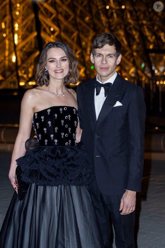 Keira Knightley et son mari James Righton - Photo Call du « Le Grand Diner du Louvre « lors de la Fashion Week  à Paris le 5 mars 2025. © Olivier Borde /Bestimage