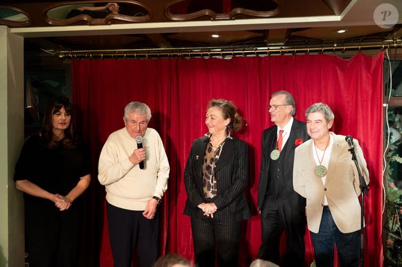 La soirée s’est déroulée dans une ambiance chaleureuse et conviviale, marquée par la présence remarquée du chien de Claude Lelouch et Valérie Perrin. 

Claude Lelouch, Valerie Perrin, Catherine Frot, Philippe Davis, Patrice Drevet (Chancelier de l'académie Alphonse Allais) lors de la cérémonie d'intronisation de A.Dussollier et C.Frot à l'académie Alphonse Allais au cabaret La Crémaillère 1900 à Paris le 26 janvier 2026

© Tiphaine Praud-Lebely / Bestimage