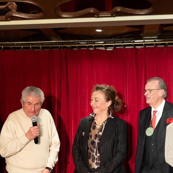 La soirée s’est déroulée dans une ambiance chaleureuse et conviviale, marquée par la présence remarquée du chien de Claude Lelouch et Valérie Perrin. 

Claude Lelouch, Valerie Perrin, Catherine Frot, Philippe Davis, Patrice Drevet (Chancelier de l'académie Alphonse Allais) lors de la cérémonie d'intronisation de A.Dussollier et C.Frot à l'académie Alphonse Allais au cabaret La Crémaillère 1900 à Paris le 26 janvier 2026

© Tiphaine Praud-Lebely / Bestimage