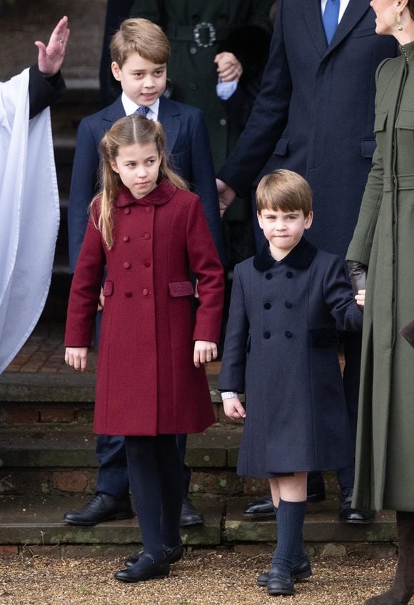 Âgé de seulement 8 mois, il a reçu un cadeau d'une valeur inestimable
Le prince George de Galles, la princesse Charlotte de Galles et le prince Louis de Galles - La famille royale d'Angleterre assiste au service religieux de Noël à l'église St Mary Magdalene à Sandringham, Norfolk, Royaume Uni, le 25 décembre 2022. Backgrid UK/ Bestimage