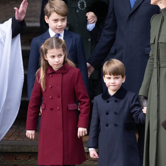 Âgé de seulement 8 mois, il a reçu un cadeau d'une valeur inestimable
Le prince George de Galles, la princesse Charlotte de Galles et le prince Louis de Galles - La famille royale d'Angleterre assiste au service religieux de Noël à l'église St Mary Magdalene à Sandringham, Norfolk, Royaume Uni, le 25 décembre 2022. Backgrid UK/ Bestimage