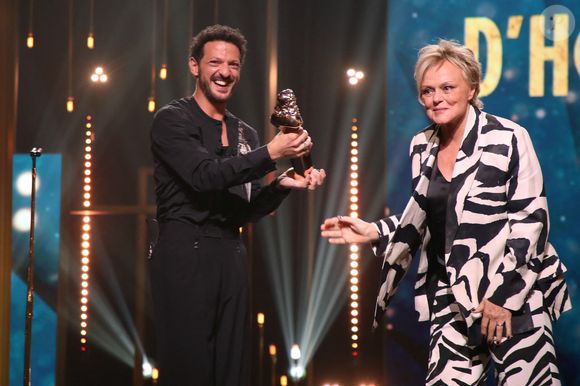 Muriel Robin reçoit un Molière d'honneur des mains de Vincent Dedienne - 37ème Nuit des Molières aux Folies Bergère à Paris, France, le 04 Mai 2026.

© Bertrand Rindoff / Bestimage