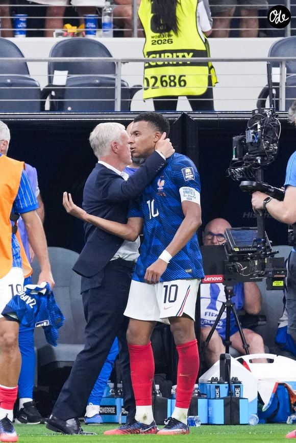 Didier Deschamps, sélectionneur de l'équipe de France (à gauche), réconforte Kylian Mbappé (à droite) après la défaite lors de la demi-finale de la Coupe du Monde de la FIFA 2026 opposant la France à l'Espagne au Dallas Stadium, à Arlington, le 14 juillet 2026.
© SPP / PsnewZ / Bestimage