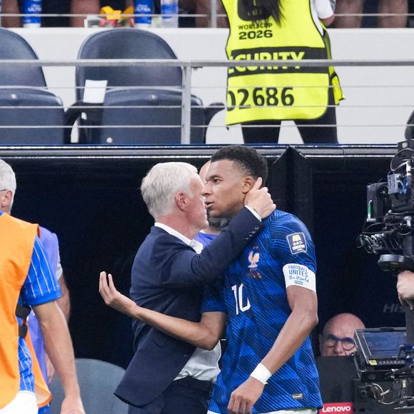 Didier Deschamps, sélectionneur de l'équipe de France (à gauche), réconforte Kylian Mbappé (à droite) après la défaite lors de la demi-finale de la Coupe du Monde de la FIFA 2026 opposant la France à l'Espagne au Dallas Stadium, à Arlington, le 14 juillet 2026.
© SPP / PsnewZ / Bestimage