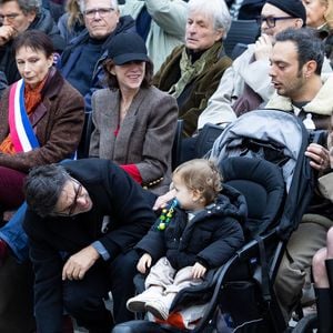 Lou Doillon, Charlotte Gainsbourg, Yvan Attal, Roman de Kermadec, sa compagne Hortense Gelinet et leur fils John lors de l'inauguration de la passerelle Jane Birkin devant les 41-43 quai de Valmy à Paris le 13 décembre 2025.

© Cyril Moreau / Bestimage
