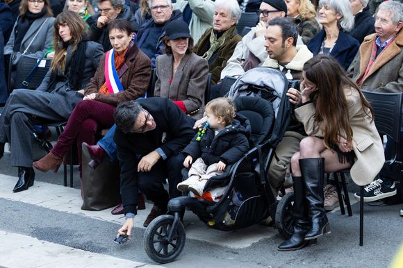 Lou Doillon, Charlotte Gainsbourg, Yvan Attal, Roman de Kermadec, sa compagne Hortense Gelinet et leur fils John lors de l'inauguration de la passerelle Jane Birkin devant les 41-43 quai de Valmy à Paris le 13 décembre 2025.

© Cyril Moreau / Bestimage