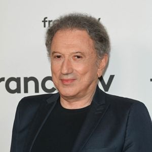 Michel Drucker au photocall pour la conférence de presse de rentrée de France TV à la Grande Halle de la Villette à Paris, France, le 6 juillet 2022. © Coadic Guirec/Bestimage