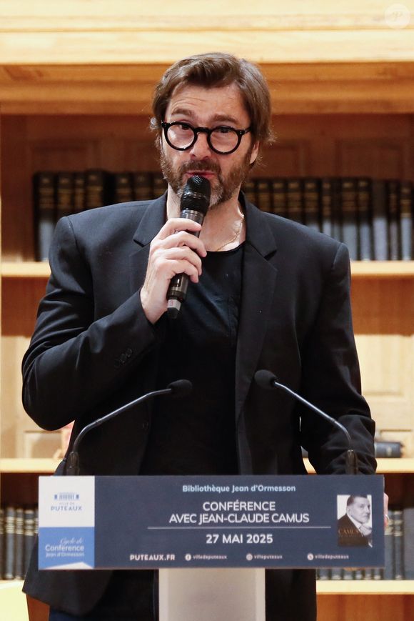 En effet, il a laissé sortir un "putain !", agacé par son cafouillage.

Exclusif - Eric Jean-Jean lors de la conférence de presse  pour la sortie du livre de JC.Camus "Pas né pour ça" à la mairie de Puteaux le 27 mai 2025.

© Christophe Clovis / Bestimage