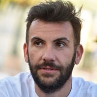 Laurent Ournac à deux doigts d’être arrêté ? La star de Camping Paradis raconte ce qui aurait pu lui coûter cher aux États-Unis