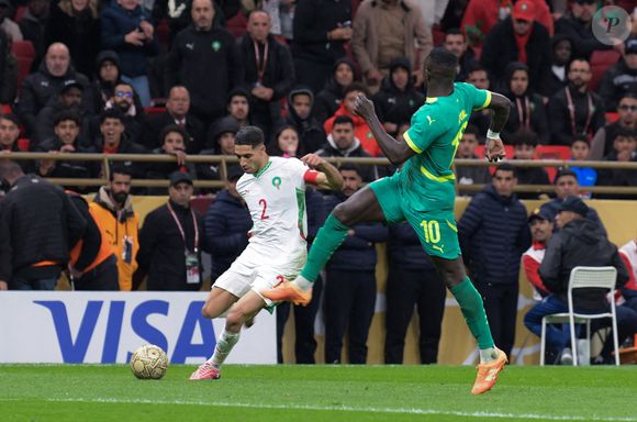 Achraf Hakimi (G) du Maroc lutte avec Sadio Mane du Sénégal pendant la finale de la Coupe d'Afrique des Nations entre le Sénégal et le Maroc à Rabat, Maroc, 18 janv. 2026. (Photo by Aissa/Xinhua/ABACAPRESS.COM