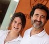L'humoriste Mathieu Madénian a pris la pose avec son épouse Olivia

Mathieu Madénian et sa femme Olivia au village lors des Internationaux de France de Tennis de Roland Garros 2026. Paris, le 26 mai 2026.
© Jacovides / Moreau / Bestimage