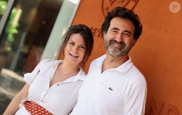 L'humoriste Mathieu Madénian a pris la pose avec son épouse Olivia

Mathieu Madénian et sa femme Olivia au village lors des Internationaux de France de Tennis de Roland Garros 2026. Paris, le 26 mai 2026.
© Jacovides / Moreau / Bestimage