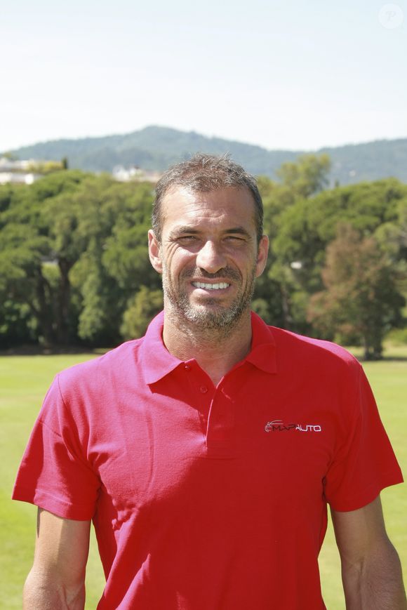 En effet, le karatéka français s’apprête à monter sur les planches, pour une série de one man show.

Christophe Pinna - Compétition "Old Course" lors du Mapauto Golf Cup à Cannes Mandelieu, au profit des enfants malades, avec 3 soirées, dont une de gala avec ventes aux enchères. Le 9 juin 2017

Photo : JLPPA / Bestimage